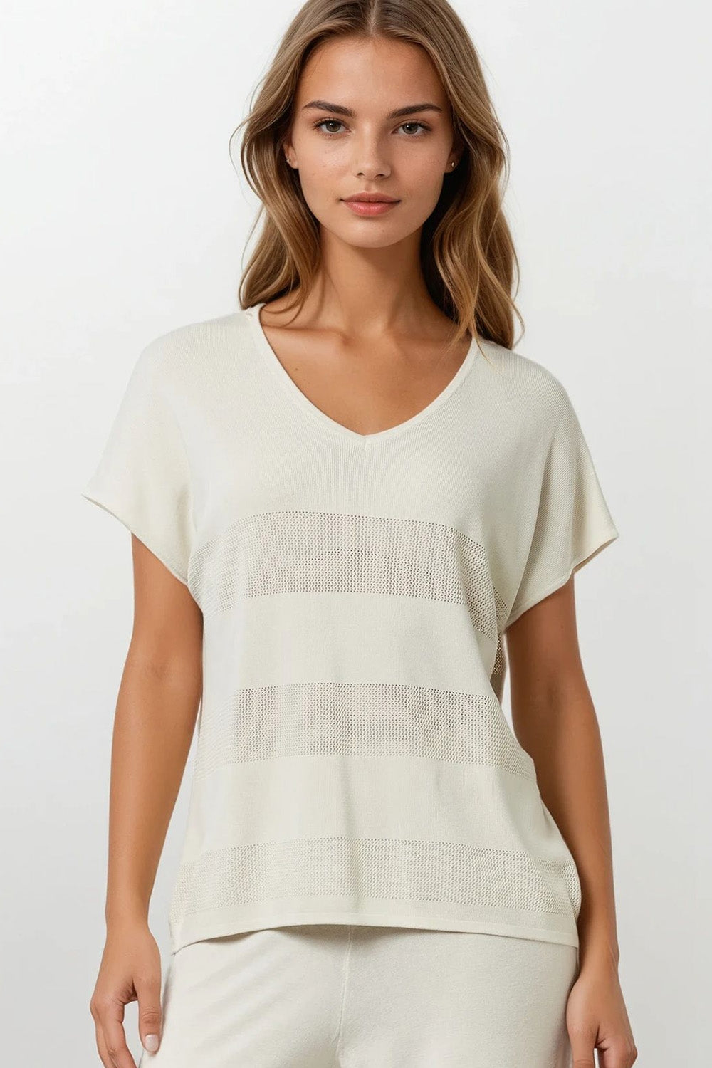 Q2 Maglione beige con scollo a V e dettaglio punto a aperto