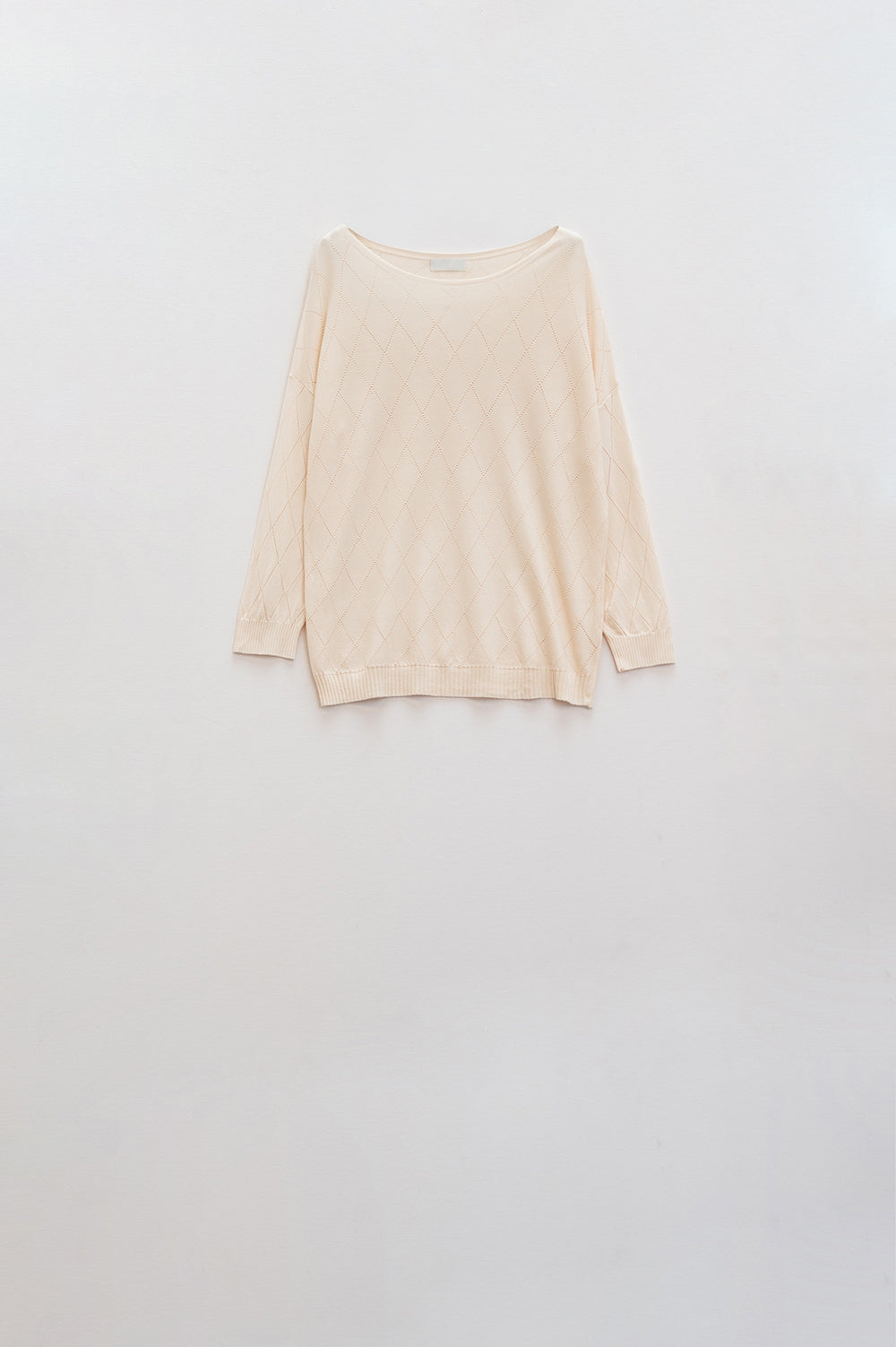 Q2 Maglione beige con stampa argyle e scollo a barca