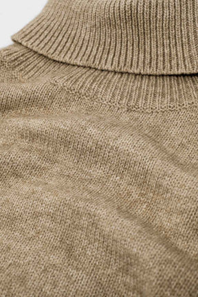 Maglione beige largo con maniche scese