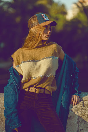 Q2 Maglione beige senza maniche con dettagli in paillettes