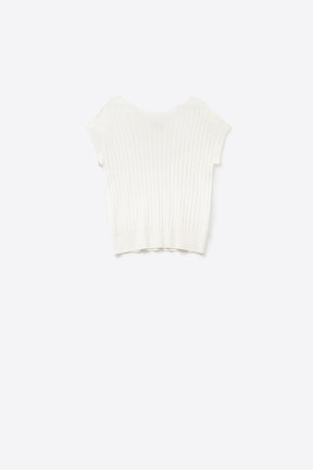 Maglione bianco a coste sottili con scollo a barca