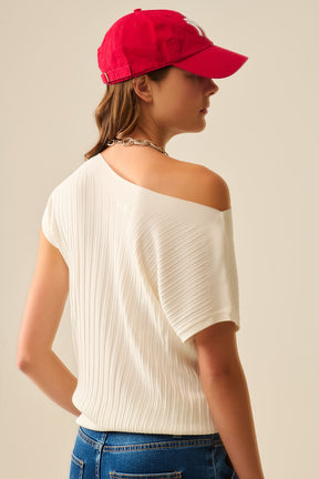 Maglione bianco a coste sottili con scollo a barca