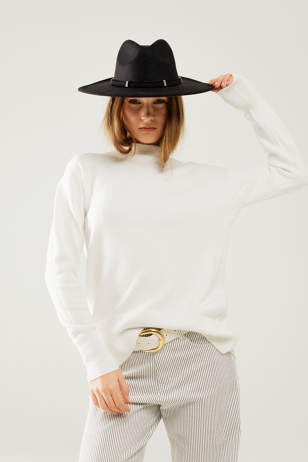 Q2 Maglione bianco con dettaglio aperto sulla schiena