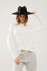 Q2 Maglione bianco con dettaglio aperto sulla schiena
