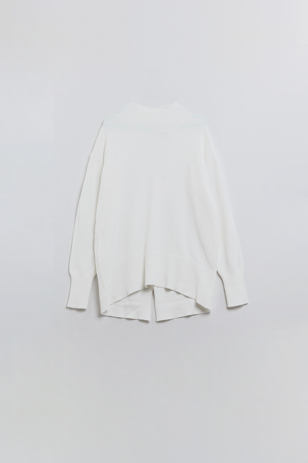 Maglione bianco con dettaglio aperto sulla schiena