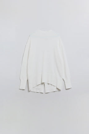 Maglione bianco con dettaglio aperto sulla schiena