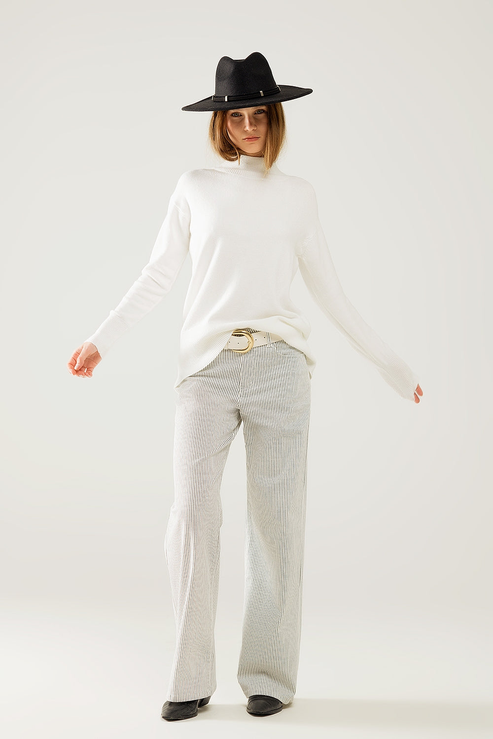 Maglione bianco con dettaglio aperto sulla schiena
