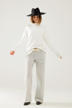 Maglione bianco con dettaglio aperto sulla schiena