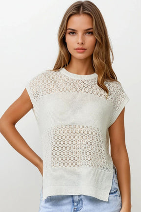 Maglione bianco con morbida maglia aperta e maniche scese