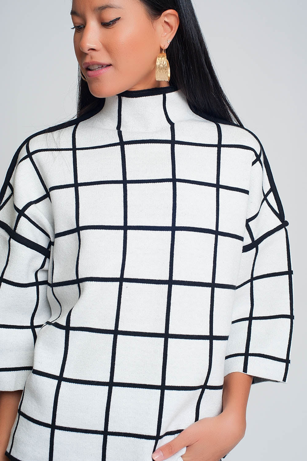 Q2 Maglione bianco con stampa a scacchi in manica 3/4 e collo alto