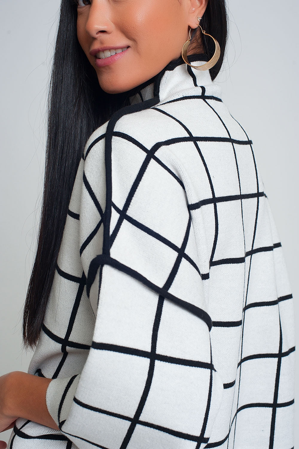 Maglione bianco con stampa a scacchi in manica 3/4 e collo alto