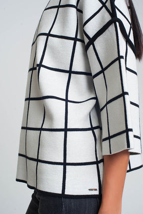 Maglione bianco con stampa a scacchi in manica 3/4 e collo alto