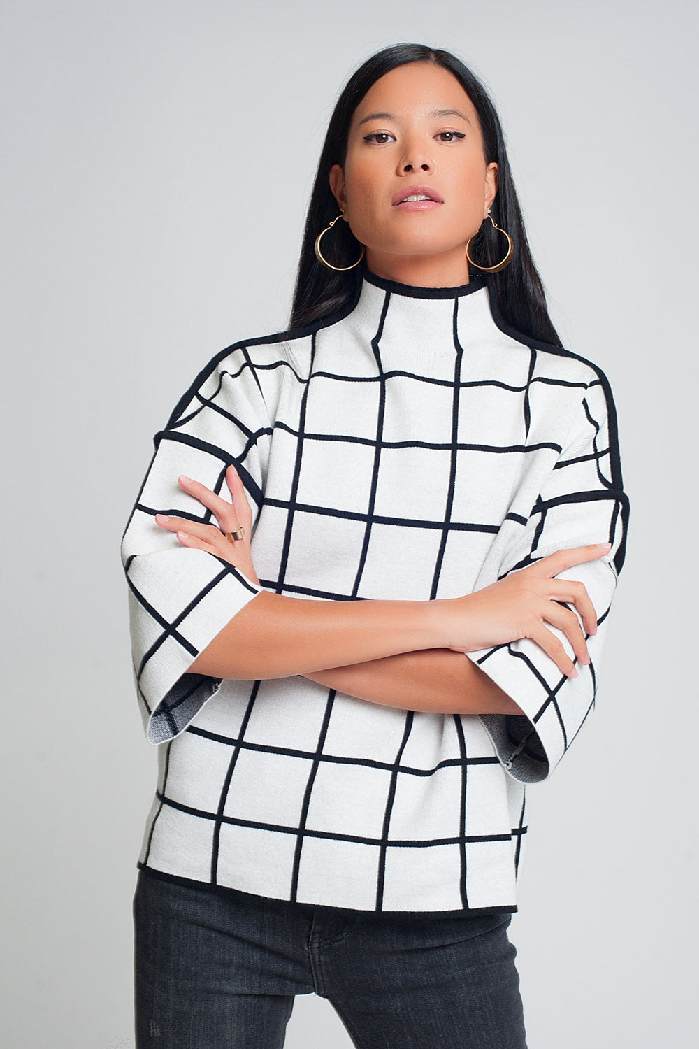 Maglione bianco con stampa a scacchi in manica 3/4 e collo alto