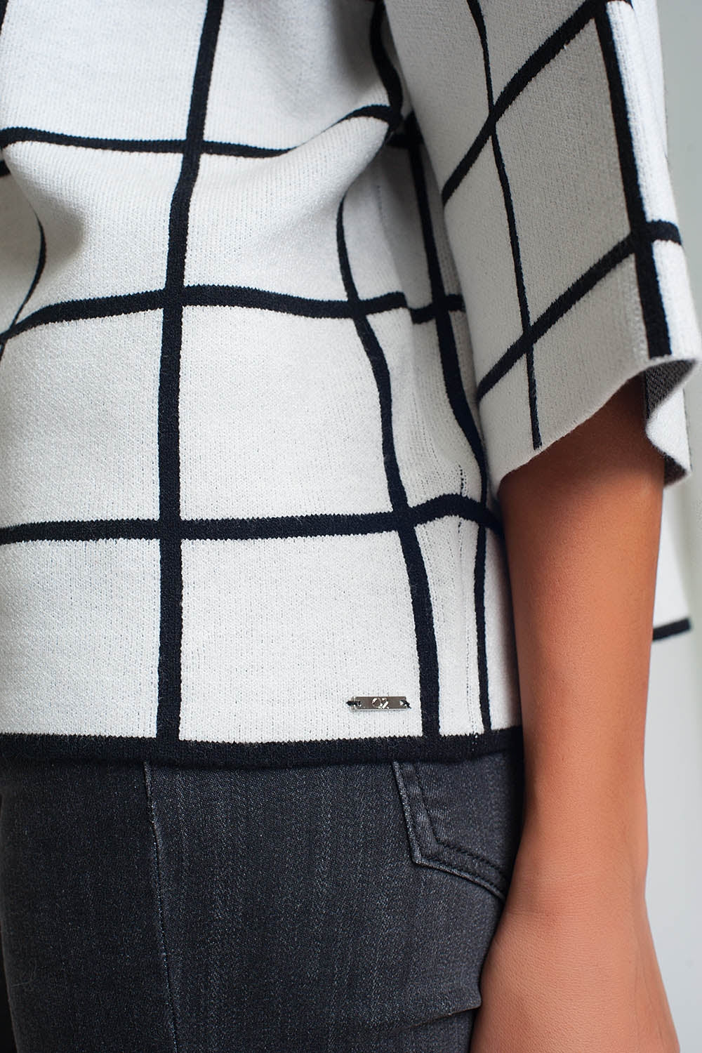 Maglione bianco con stampa a scacchi in manica 3/4 e collo alto