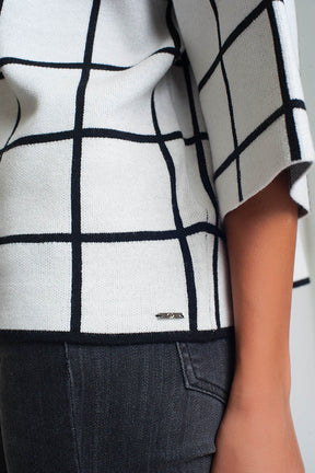 Maglione bianco con stampa a scacchi in manica 3/4 e collo alto