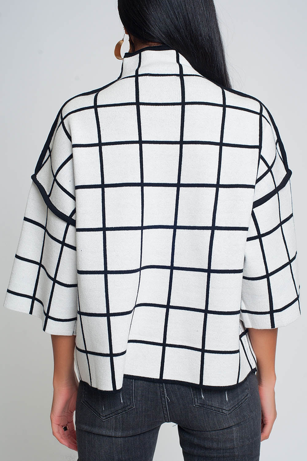 Maglione bianco con stampa a scacchi in manica 3/4 e collo alto