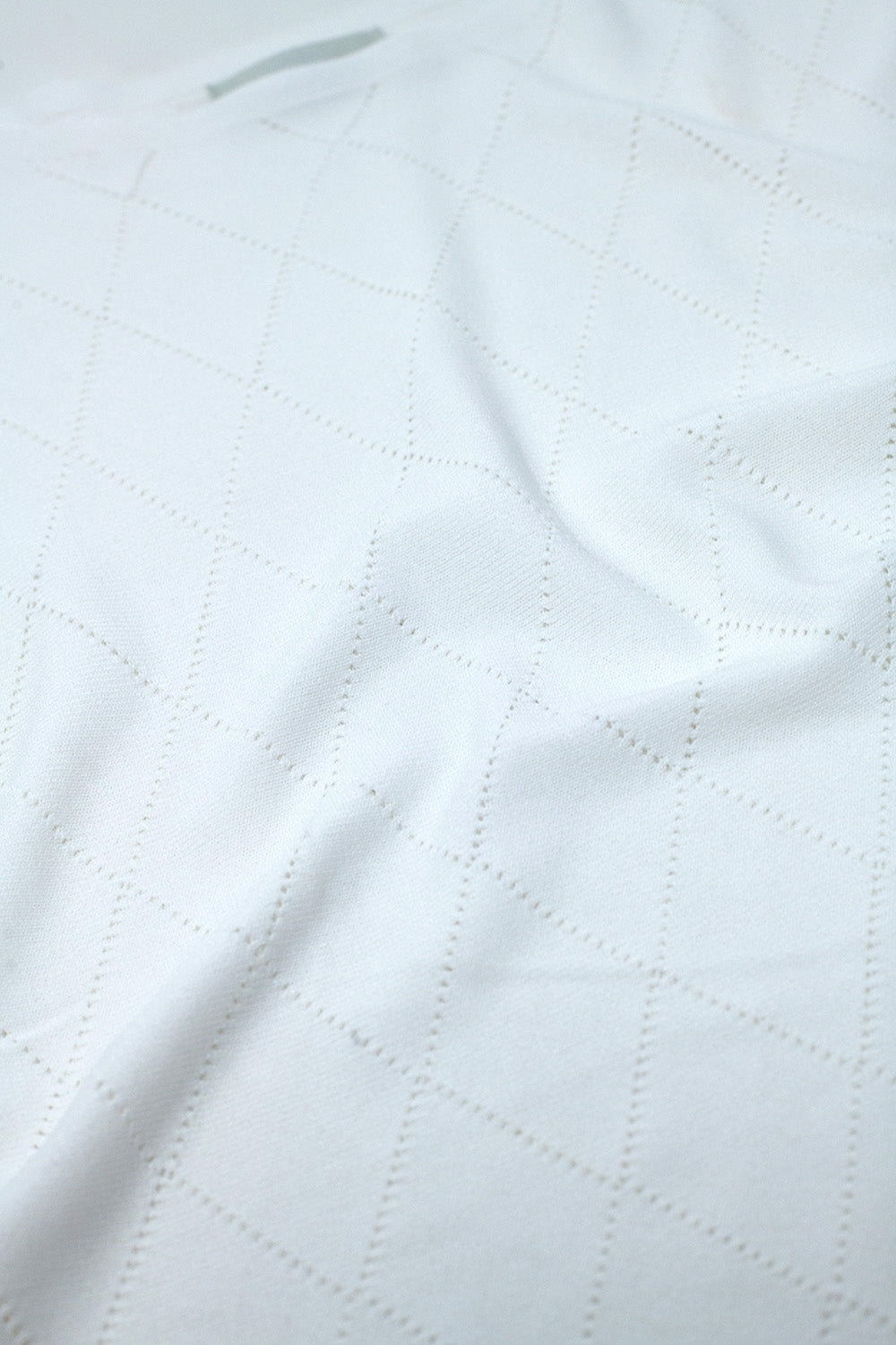 Maglione bianco con stampa argyle e scollo a barca