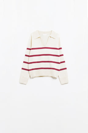 maglione bianco con strisce rosso scuro e ampio collo a V