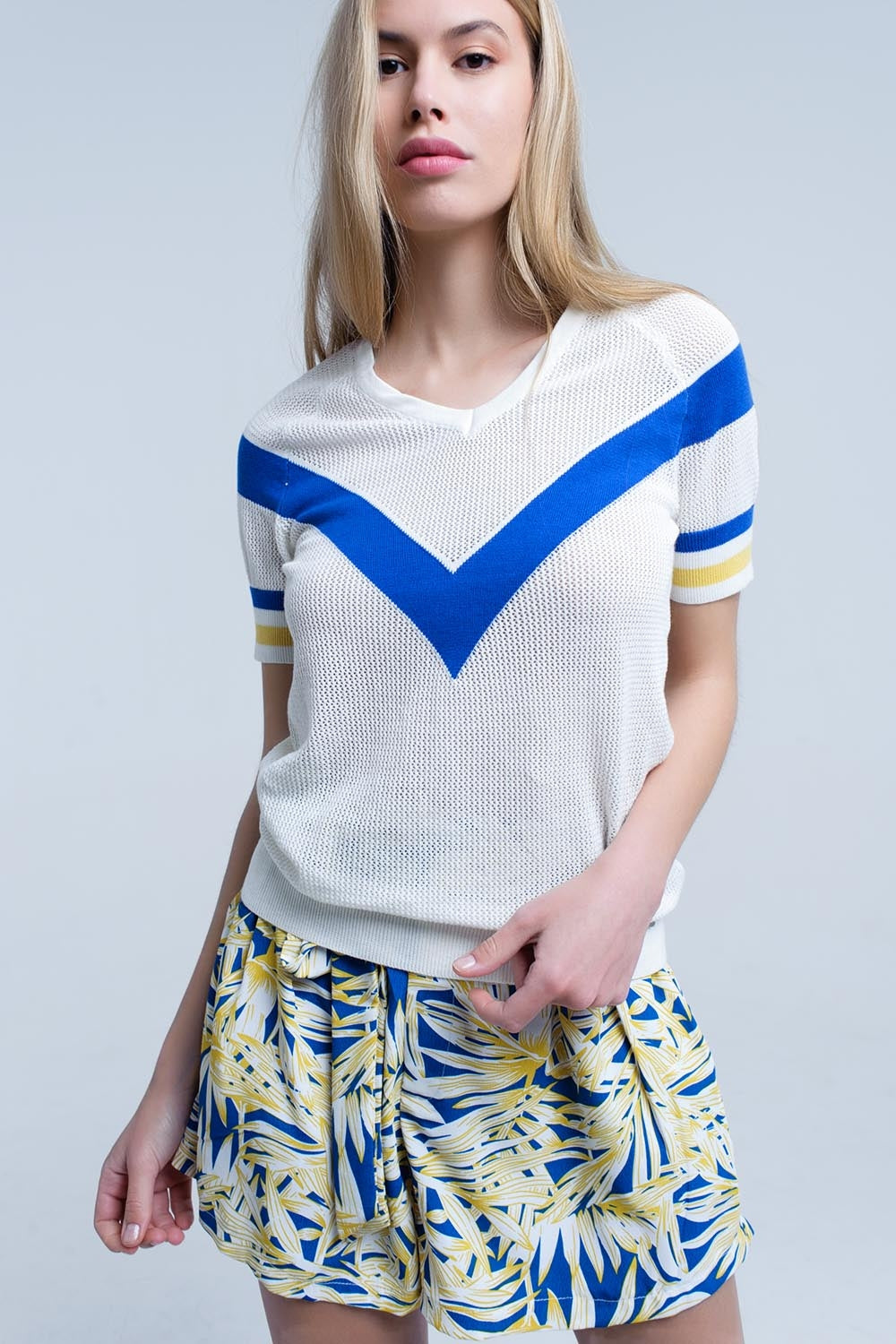 Maglione bianco traforato con dettagli blu