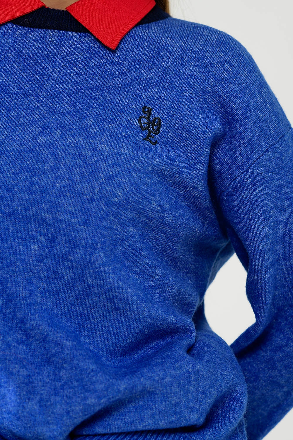 Maglione blu con colletto a contrasto e logo love sul petto
