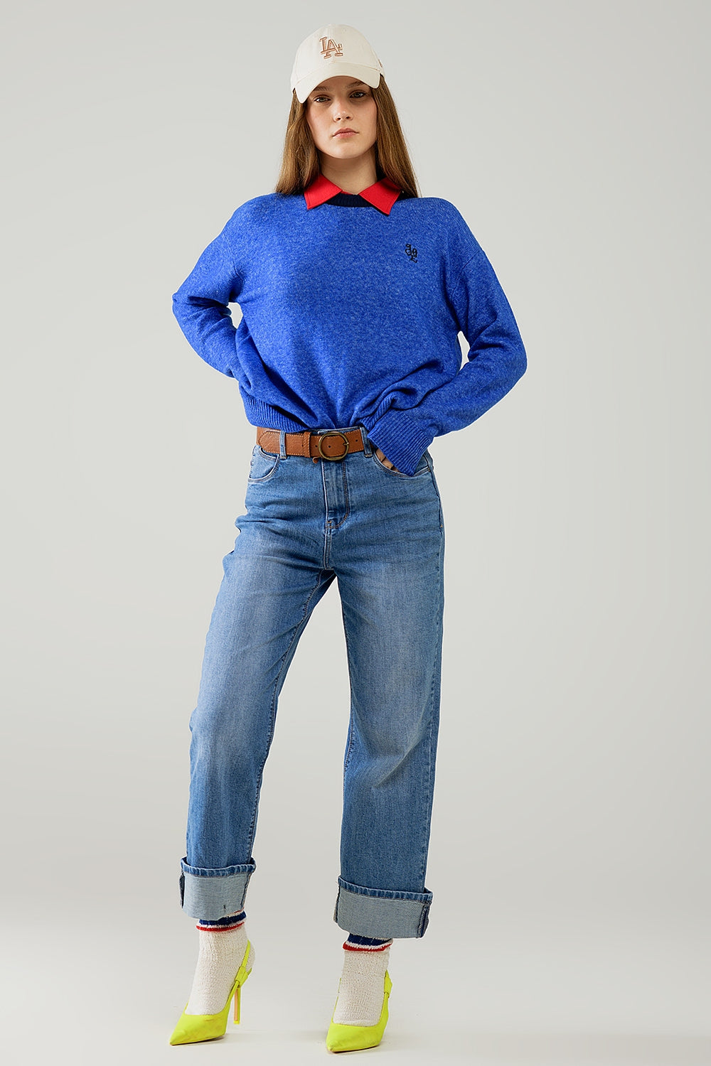 Maglione blu con colletto a contrasto e logo love sul petto