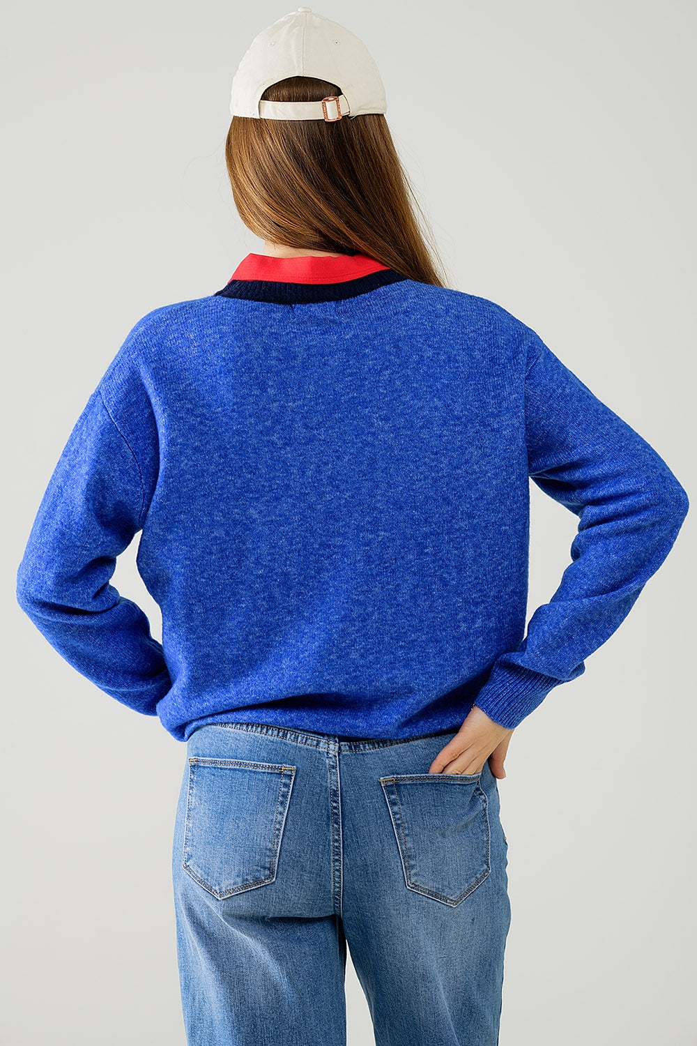 Maglione blu con colletto a contrasto e logo love sul petto