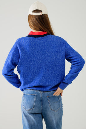 Maglione blu con colletto a contrasto e logo love sul petto