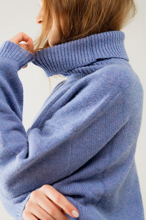 Maglione blu con maniche scese