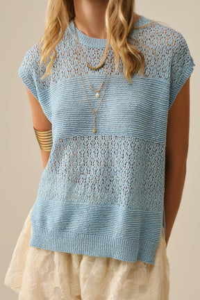 Maglione blu con morbida maglia aperta e maniche scese