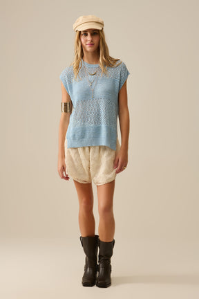 Maglione blu con morbida maglia aperta e maniche scese