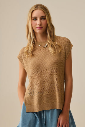 Maglione cammello con morbida maglia aperta e maniche scese