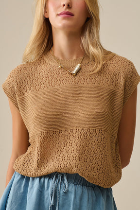 Maglione cammello con morbida maglia aperta e maniche scese
