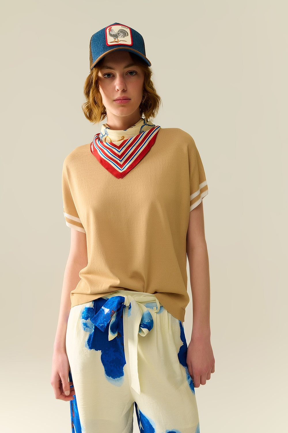 Q2 Maglione color cammello con dettaglio a contrasto bianco
