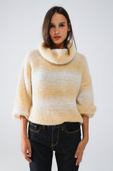 Q2 Maglione comodo oversize a collo alto in calde tonalità neutre