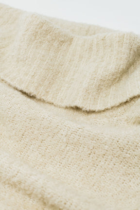 maglione con scollo a barca in maglia morbida color crema