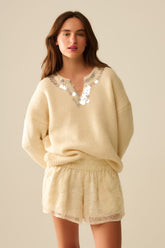 Q2 Maglione crema a V con dettaglio di paillettes