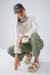 Q2 Maglione crema con maniche svasate