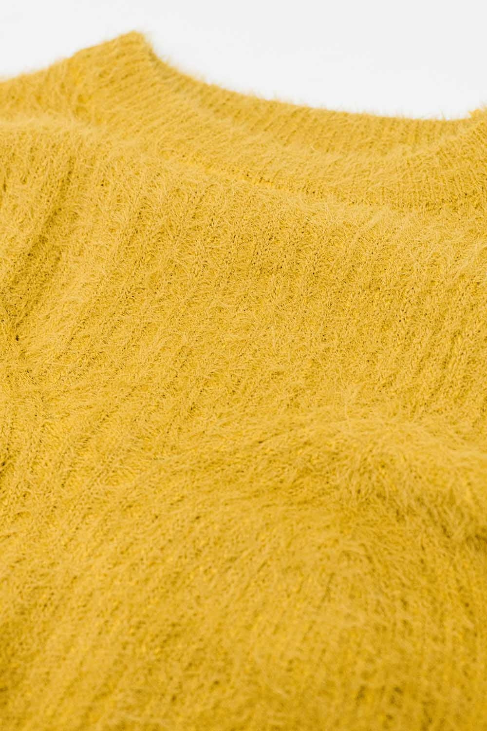 Maglione cropped con dettagli di cucitura in giallo