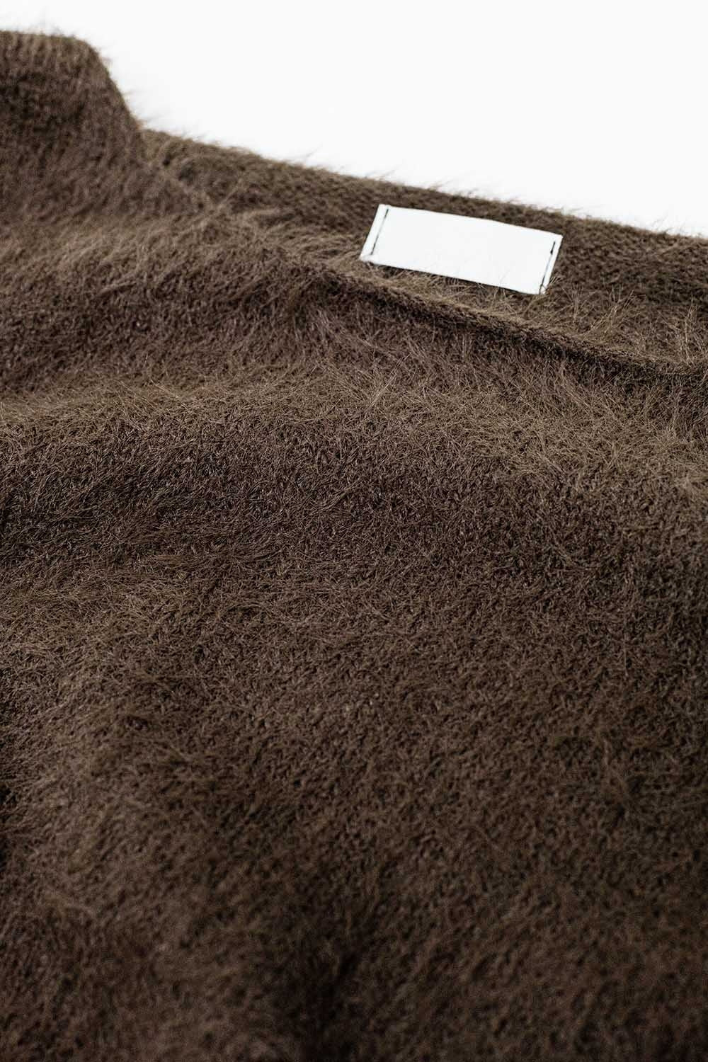 maglione cropped in marrone aderente in vita