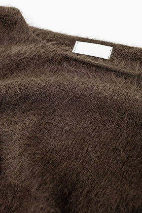 maglione cropped in marrone aderente in vita