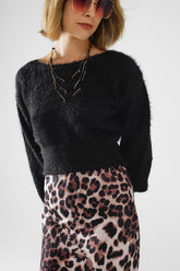 Q2 maglione cropped in nero aderente in vita