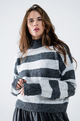 Q2 maglione dolcevita a righe grigie
