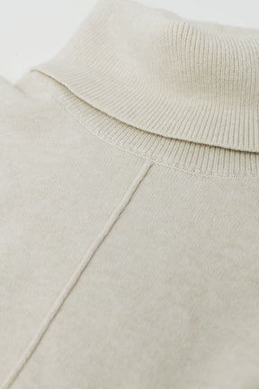 Maglione dolcevita beige con cucitura frontale