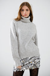 Q2 maglione dolcevita grigio con maniche scese