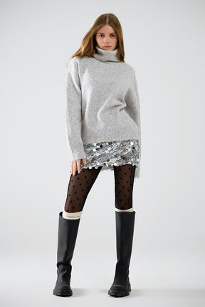 maglione dolcevita grigio con maniche scese
