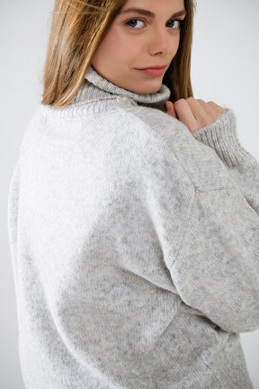 maglione dolcevita grigio con maniche scese