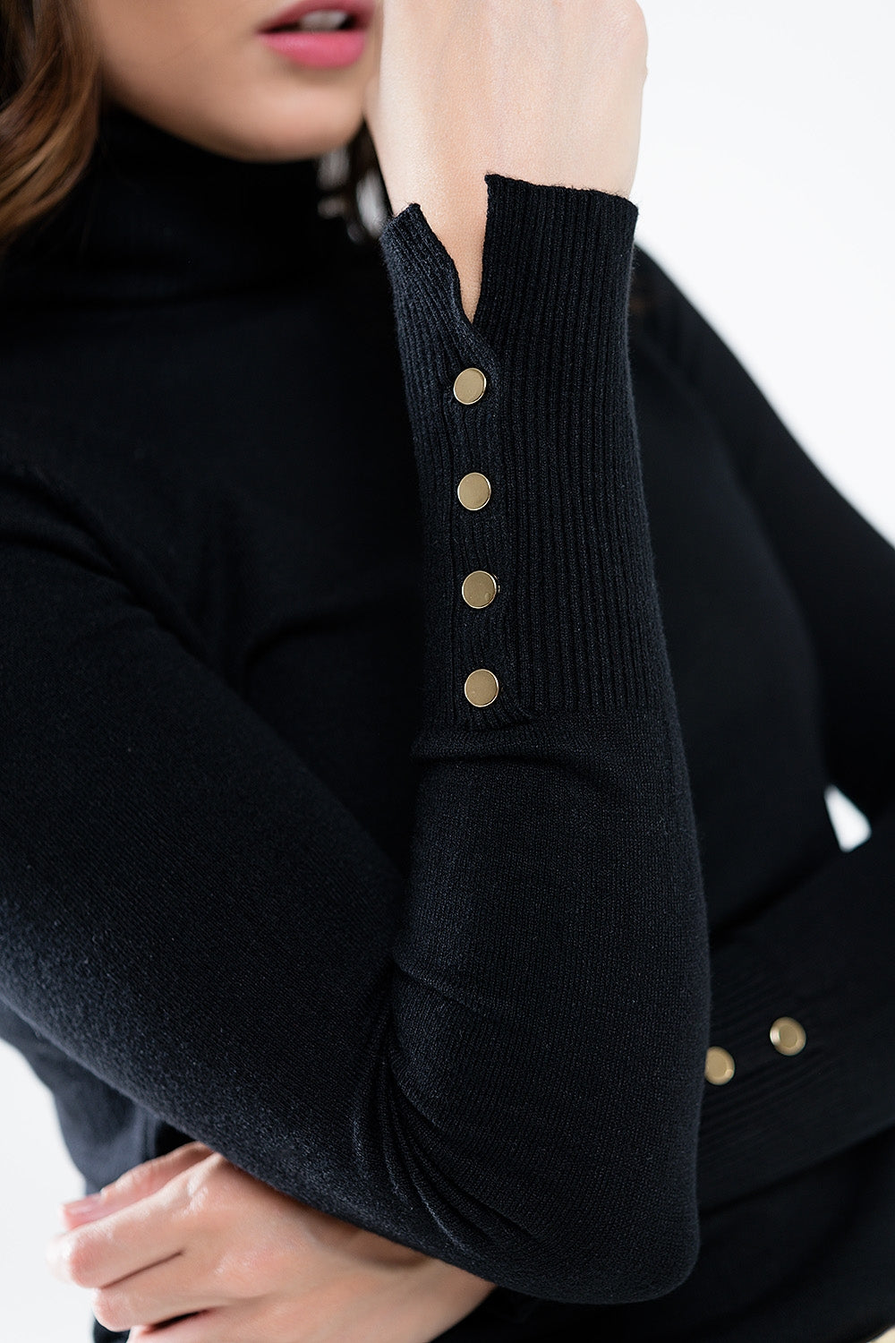 Maglione dolcevita nero con bottoni dorati sul polsino