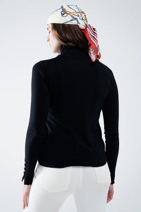 Maglione dolcevita nero con bottoni dorati sul polsino