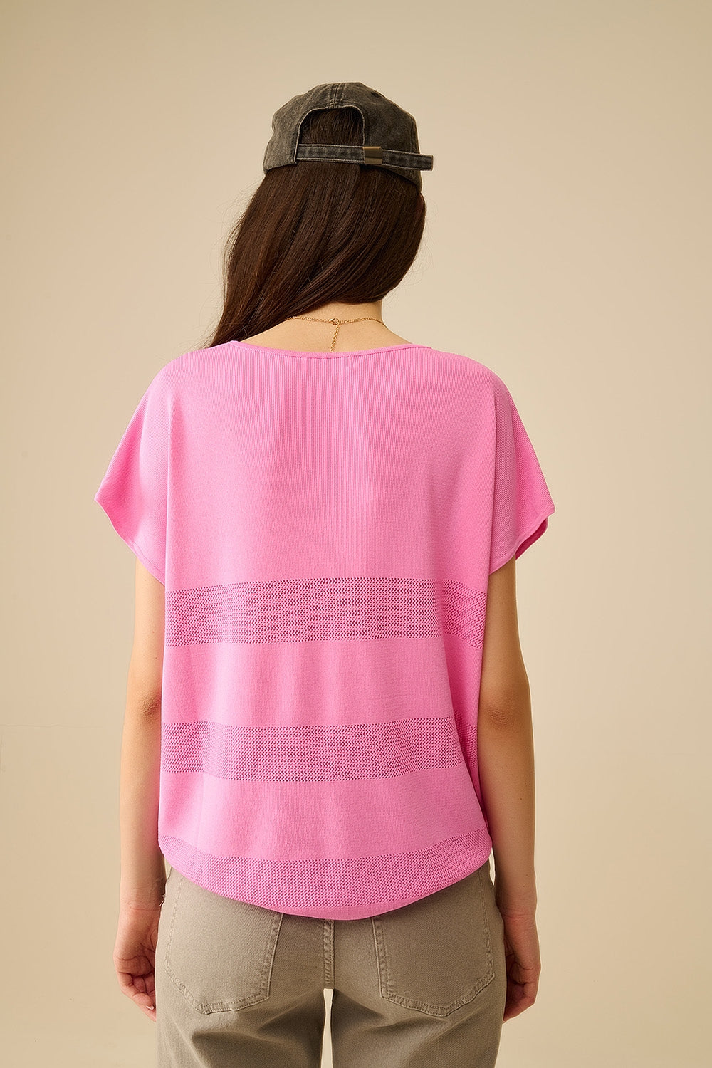 Maglione fucsia con scollo a V e dettaglio punto a giorno