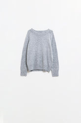Q2 Maglione grigio a girocollo con dettaglio di cucitura sulla manica